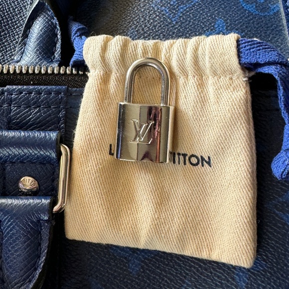 LOUIS VUITTON Taiga Monogram Eclipse Keepall Bandouliere Pacific Blue - Picture 13 of 14